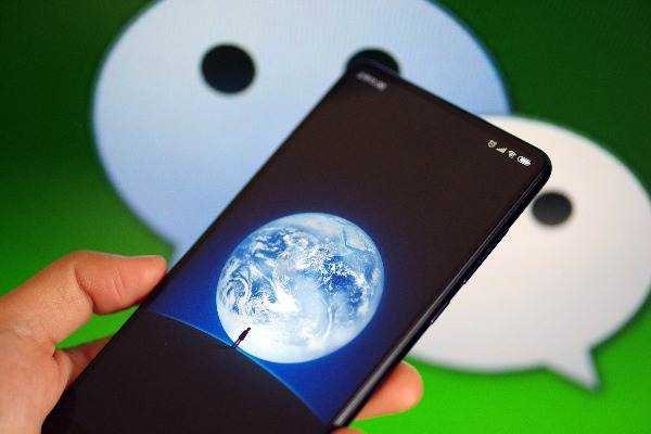 别人发的抖音怎么转到我的微信群里？